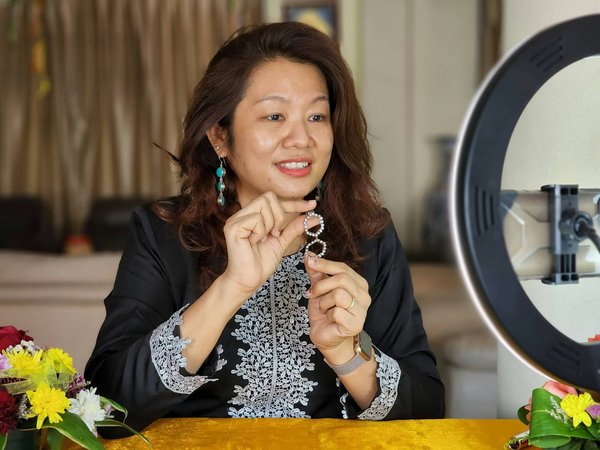 Come possono le microimprese utilizzare i social media per il marketing locale?