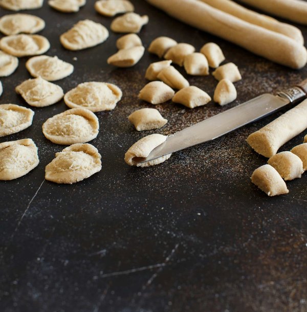 Quali sono i migliori modelli di cappelli in paglia per proteggersi dal sole con stile?