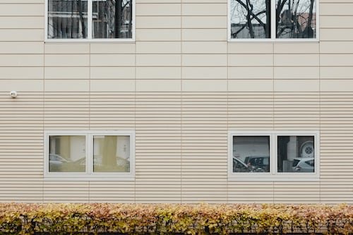 Come posso valutare l'opportunità di riqualificazione di un immobile in una zona UNESCO come Val d'Orcia?